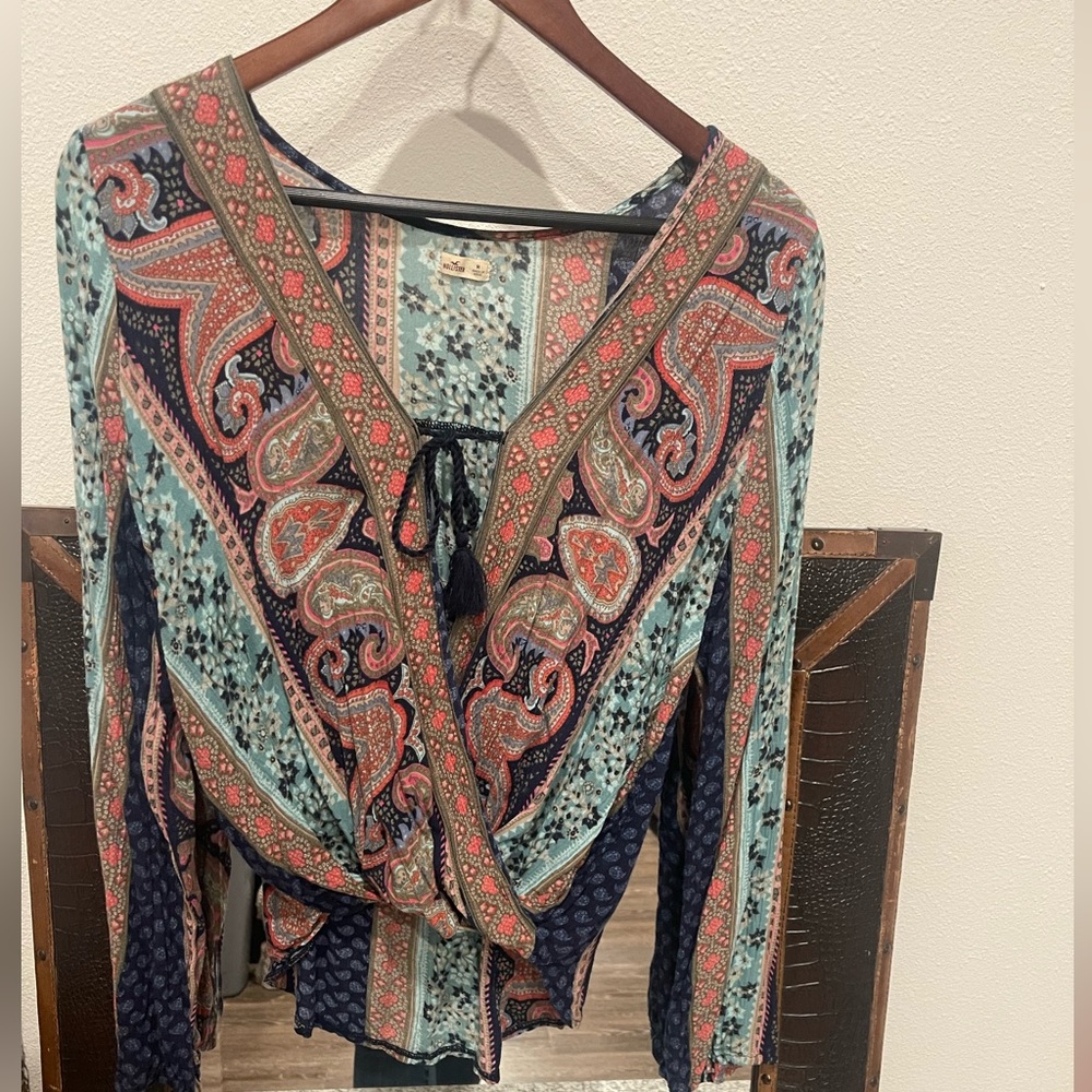 Hollister L/S Tie Front Paisley Top -Sz M